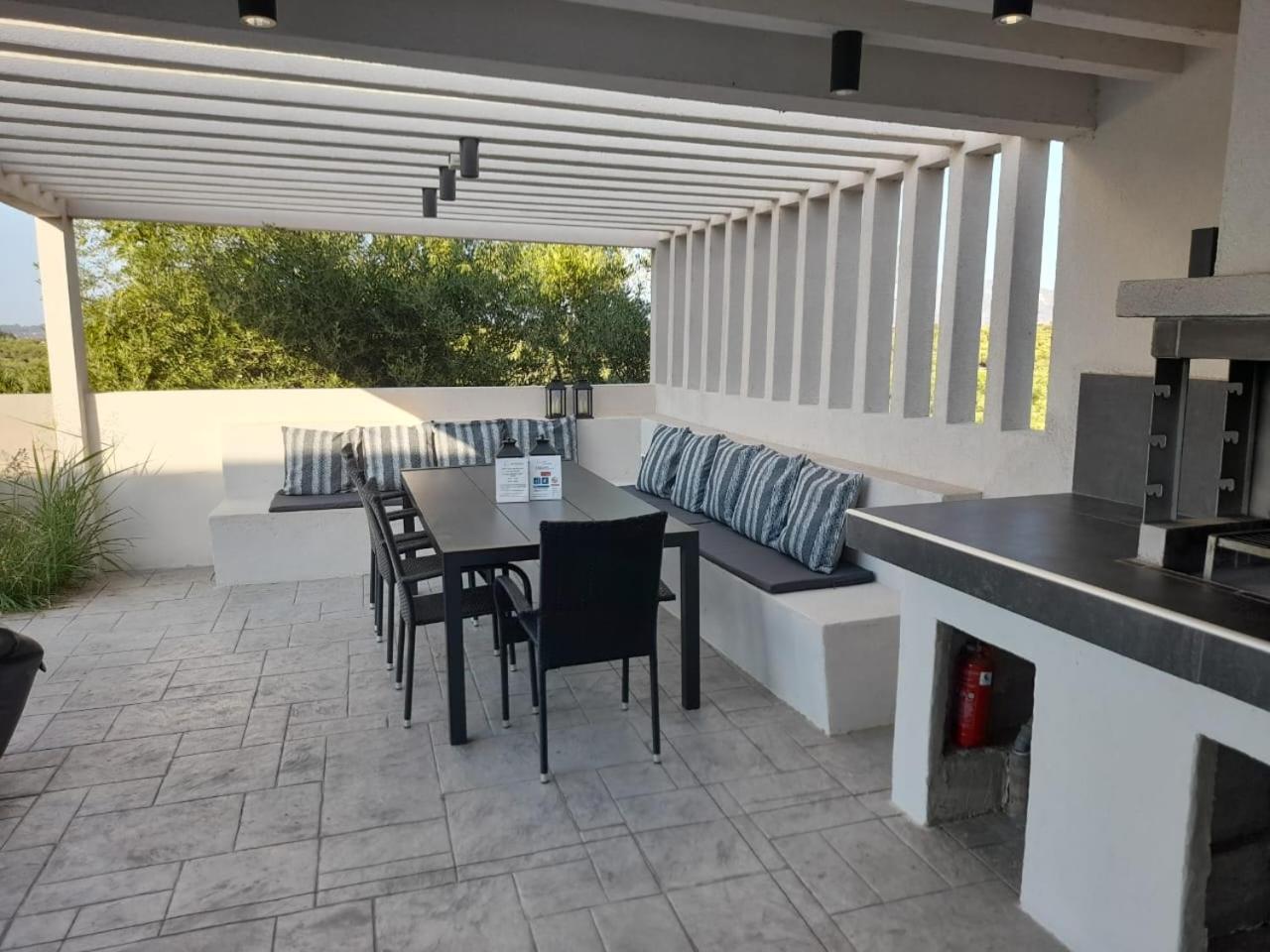 Villa Moonstone Mouzákion Екстериор снимка